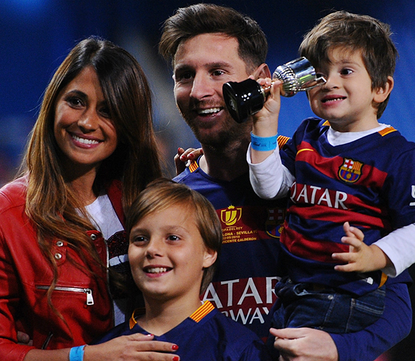 Antonella Rokuzzi and Lionel Messi with children