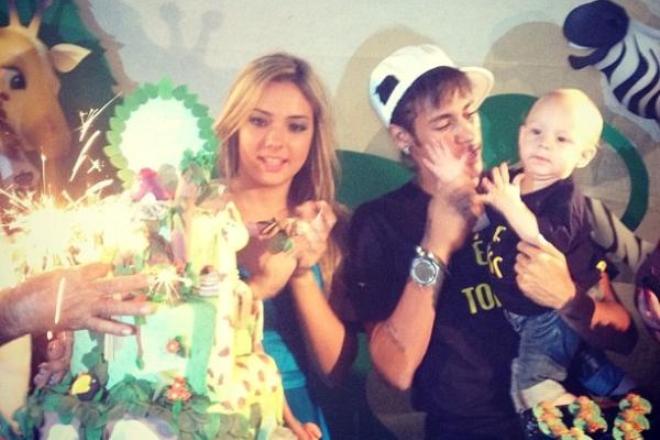 Neymar with his son and Caroline