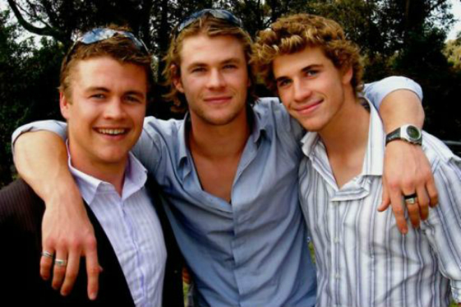 Chris Hemsworth with his brothers