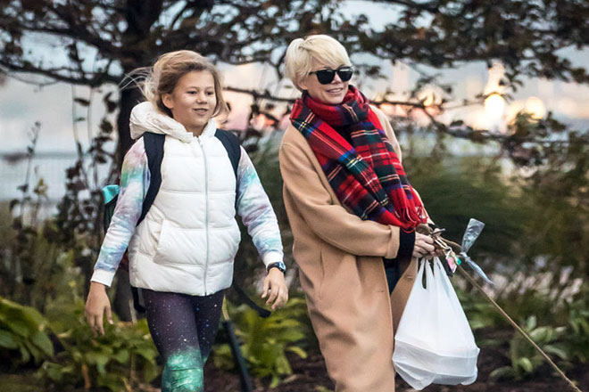 Michelle Williams with her daughter
