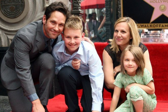 Paul Rudd and Julie Yaeger with their children