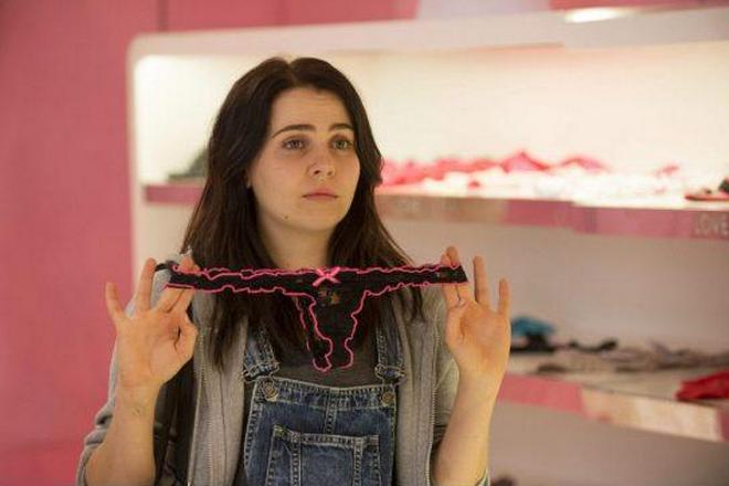 Mae Whitman in the movie The DUFF