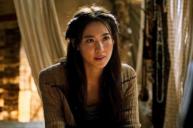 Claudia Kim in the series The Dark Tower