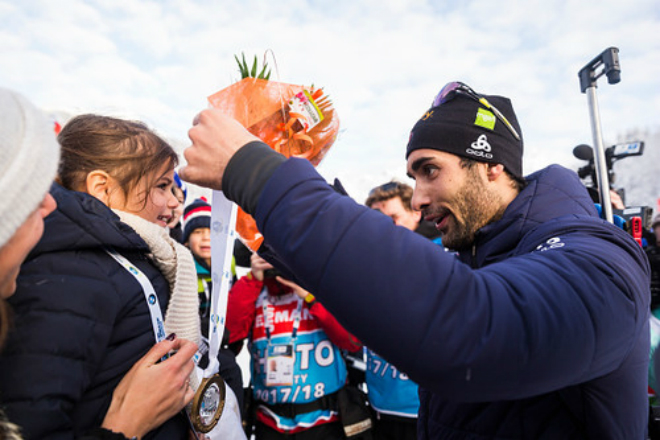 Martin Fourcade presented the medal to the young female fan