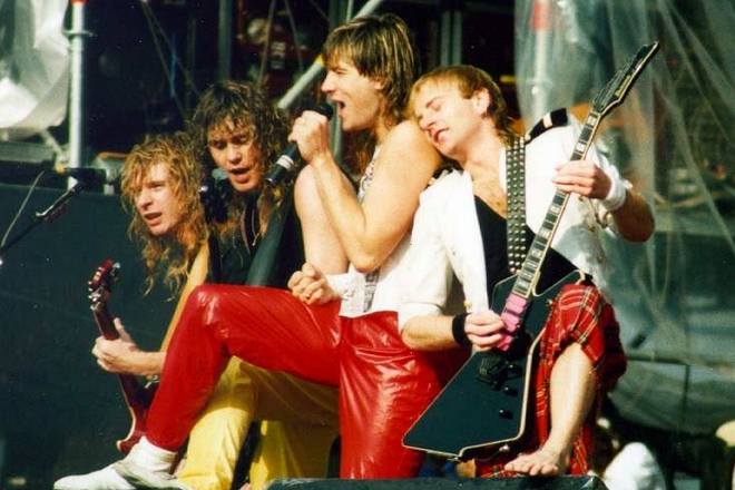 Def Leppard on the stage