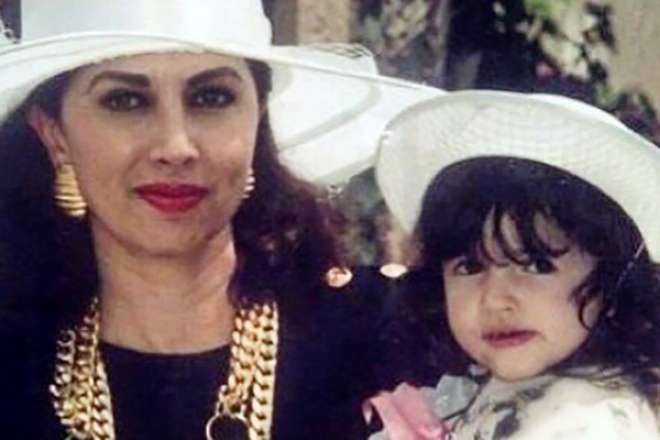 Little Eiza González with her mother