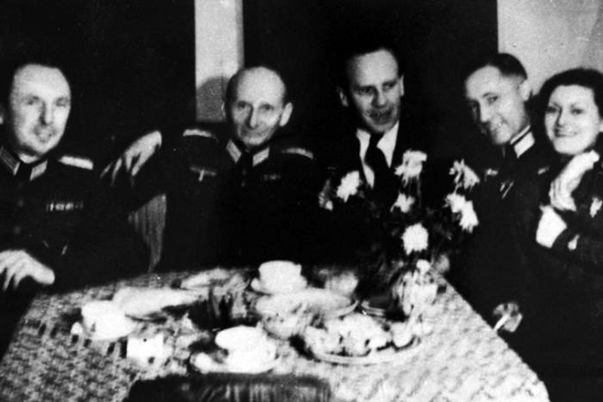 Oskar Schindler (in the middle) with SS officers