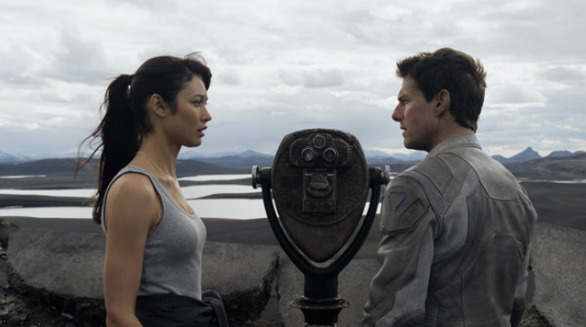 Olga Kurylenko and Tom Cruise in the movie Oblivion