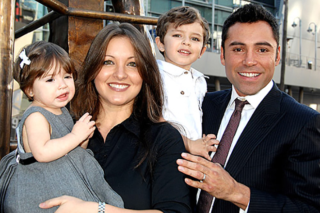 Oscar De La Hoya with his wife and children