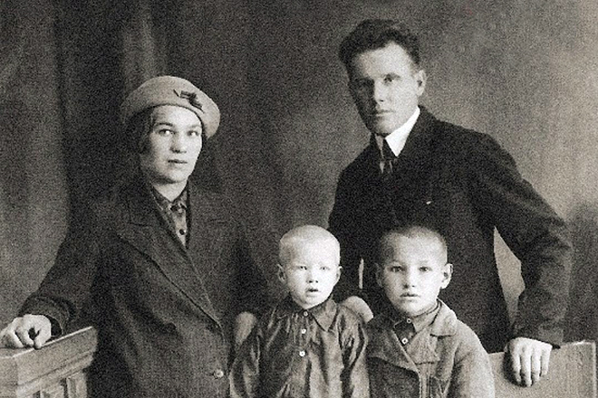 Little Boris Yeltsin with his parents and brother