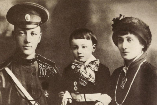 Akhmatova with her family