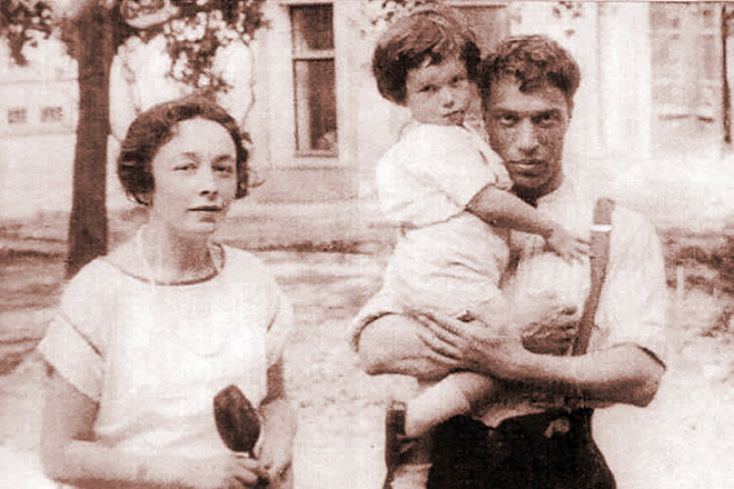 Boris Pasternak and Evgenia Lurie with the child
