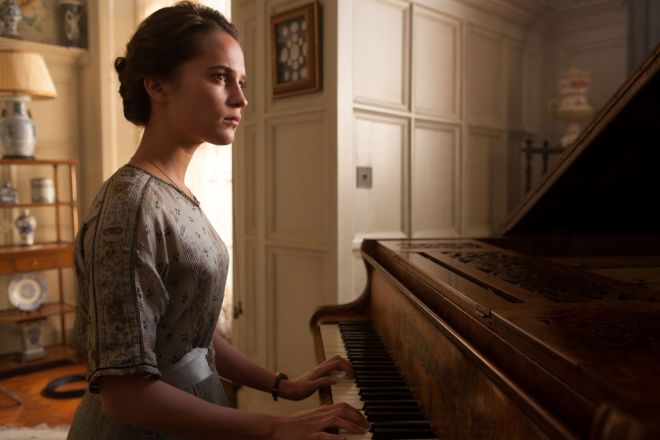Alicia Vikander in the movie "Testament of Youth"