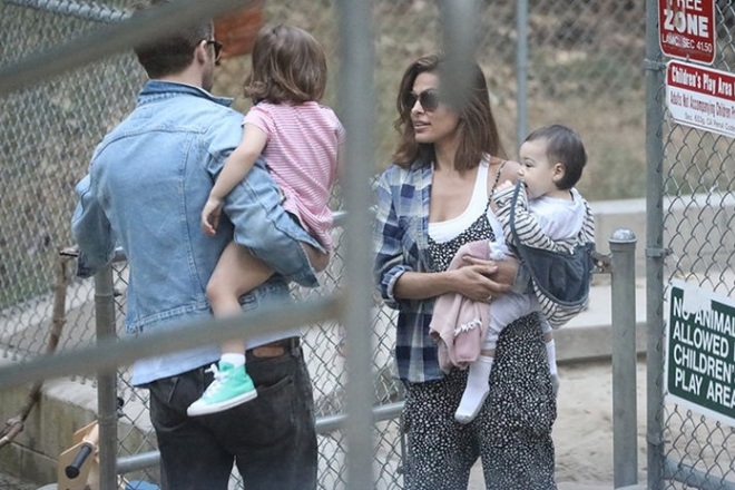 Eva Mendes and Ryan Gosling with their daughters