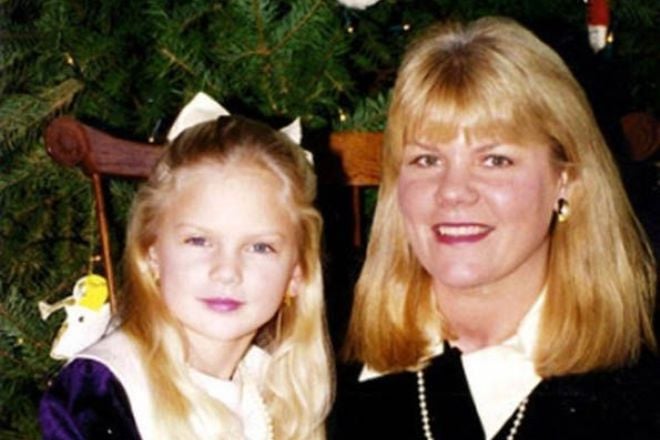 Taylor Swift in childhood with her mother