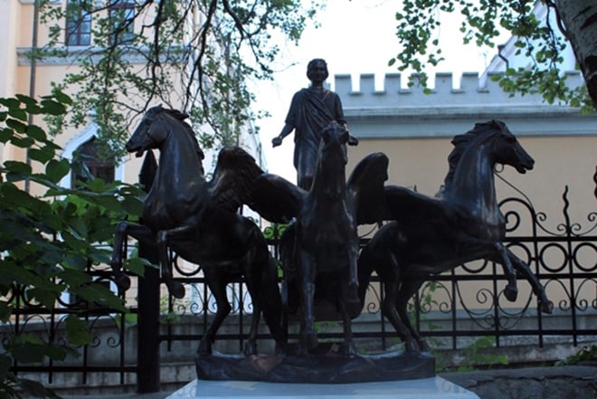 Nikolai Gogol and his Troika-bird in Odessa