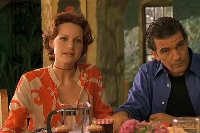 Carla Gugino and Antonio Banderas in the movie Spy Kids