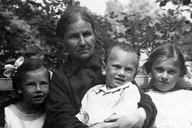 Yul Brynner as a child and his family