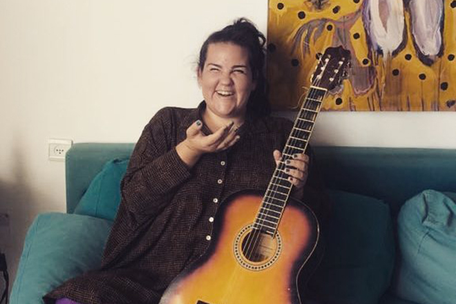 Netta Barzilai with a guitar