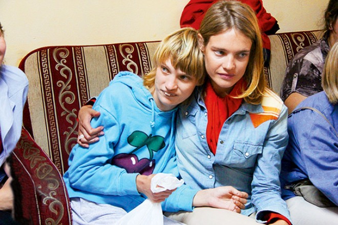 Natalia Vodianova with her sister