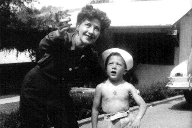 Small Dustin Hoffman with his mother