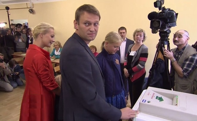 Alexey Navalny is voting during the Moscow mayoral elections