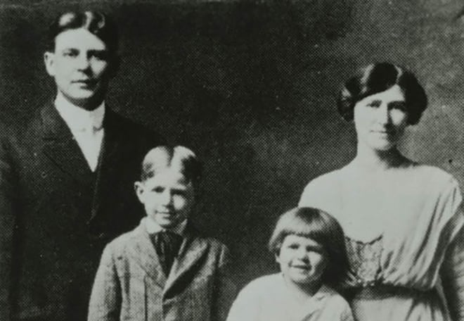 Ronald Reagan with his parents and brother
