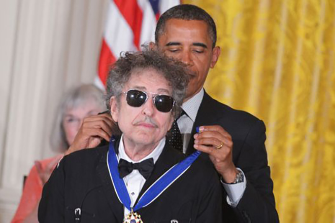 Barak Obama is rewarding Bob Dylan