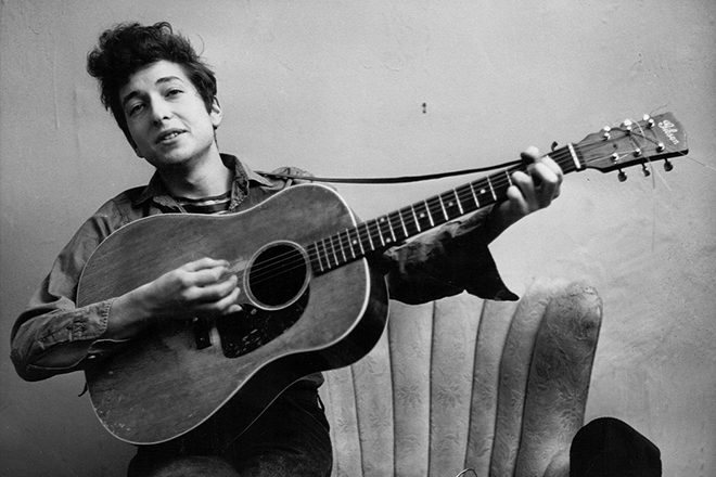 Bob Dylan playing the guitar