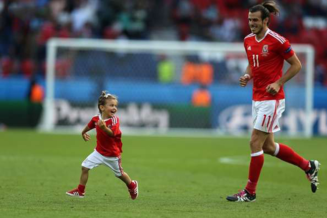 Gareth Bale with his daughter