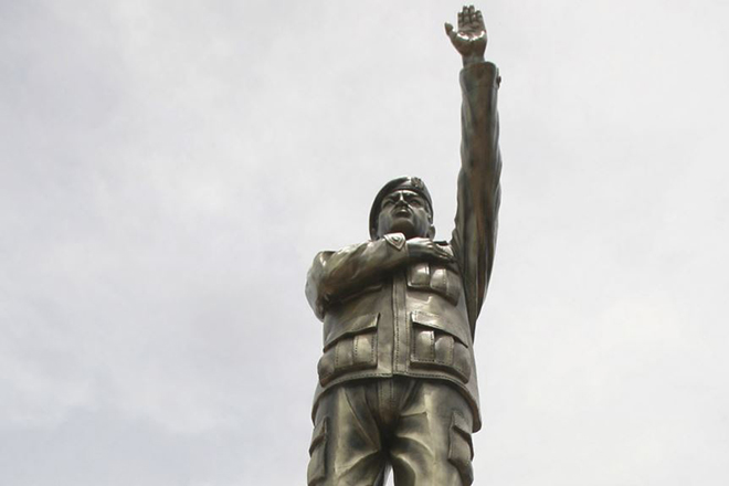 Hugo Chávez statue