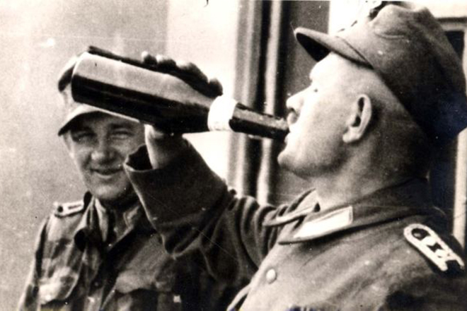 SS officer Karl Frenzel (left)