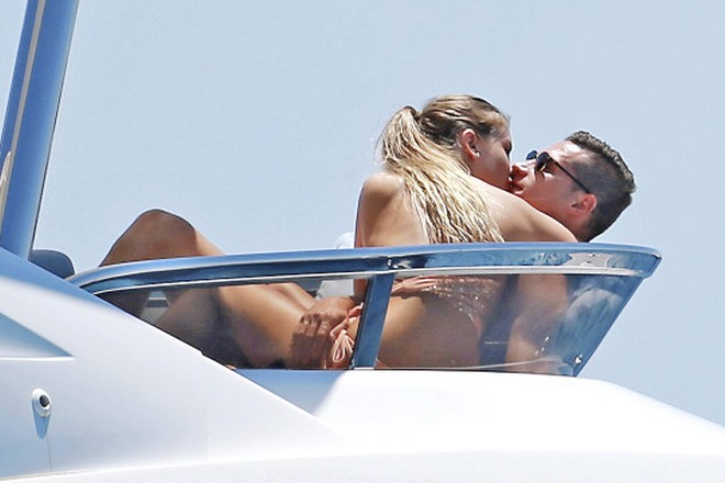 Julian Draxler is having fun on a yacht