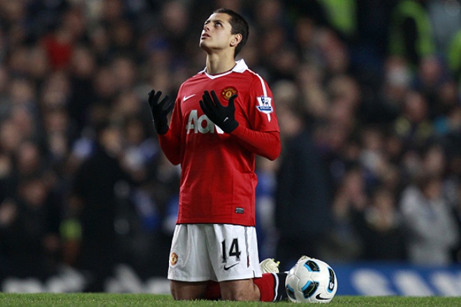 Chicharito is praying (in Manchester United)