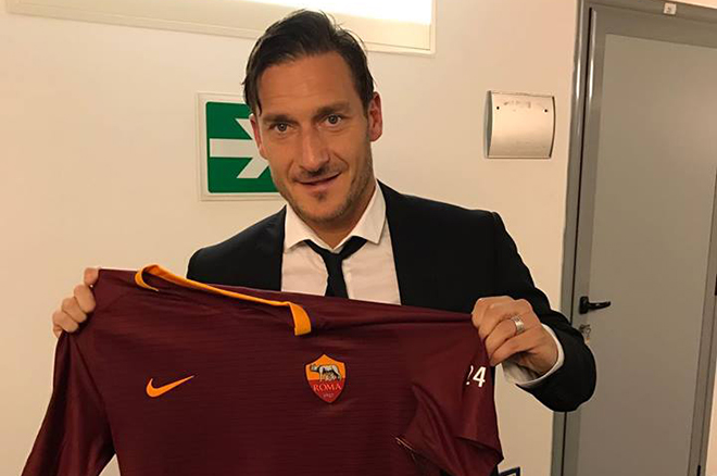 Francesco Totti with a T-shirt of "Roma"