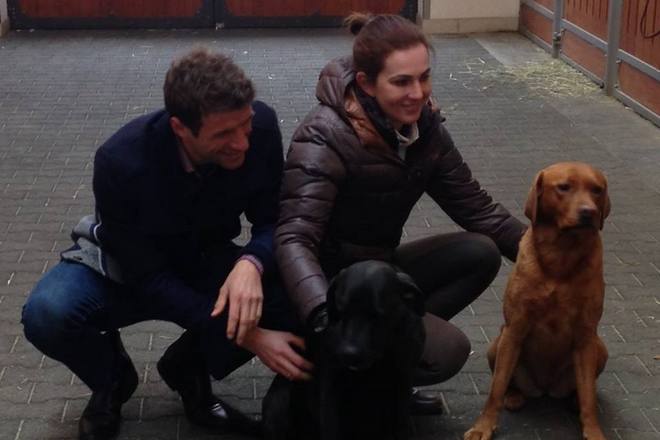 Thomas Müller with his wife and dogs