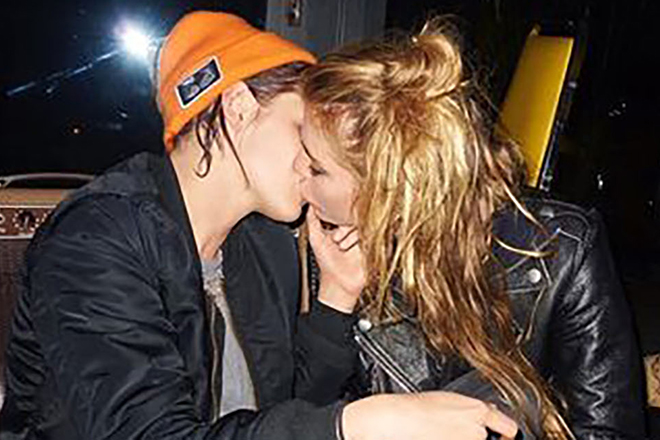 sărutul Stella Maxwell și Kristen Stewart