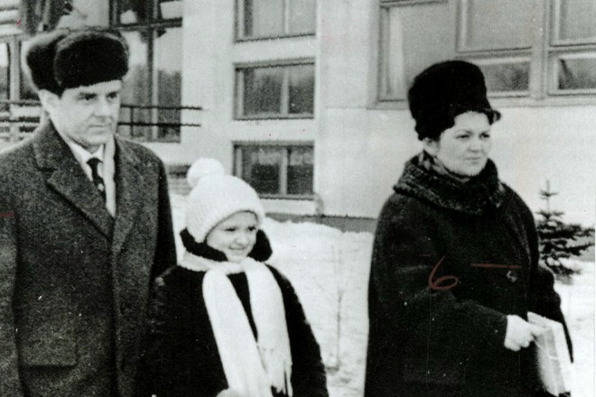 Vladimir Komarov with his wife and daughter