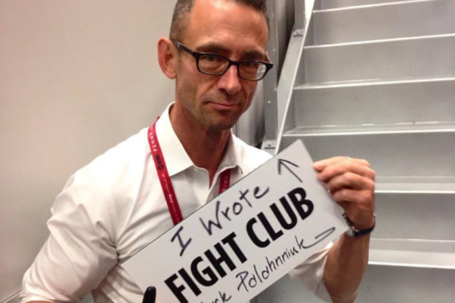 Chuck Palahniuk with the plate “I wrote Fight Club”