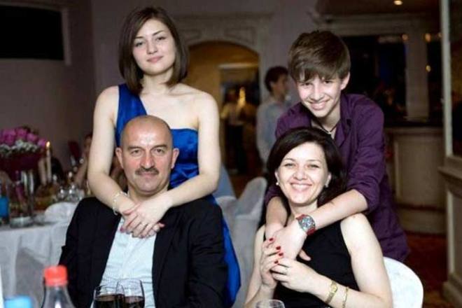 Stanislav Cherchesov with his family