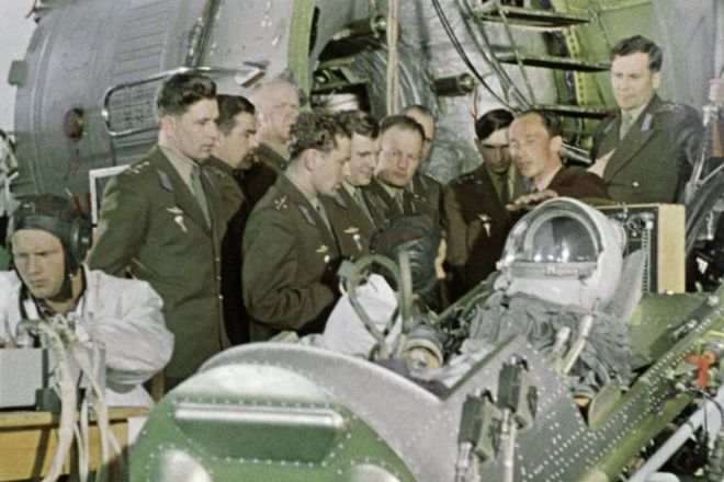 The training group is getting acquainted with the space equipment, 1960