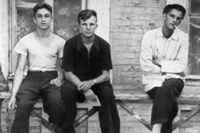Yuri Gagarin (in the middle), the student of the Saratov Industrial Technical School, with his friends, 1953