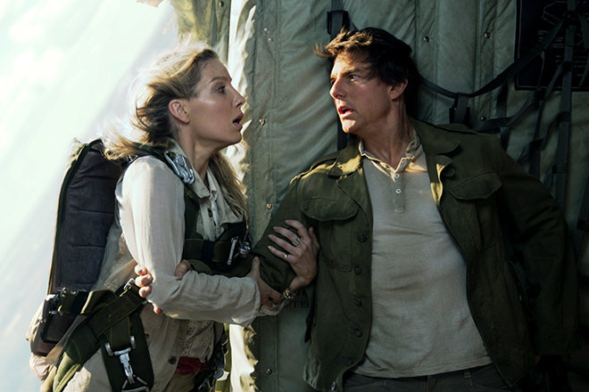 Annabelle Wallis and Tom Cruise in the movie The Mummy