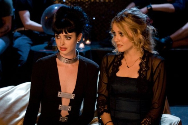 Krysten Ritter and Alicia Silverstone in the movie Vamps