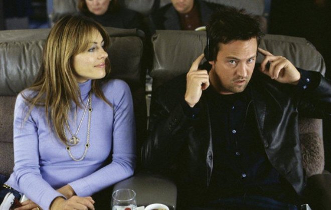 Elizabeth Hurley and Matthew Perry in the movie Serving Sara