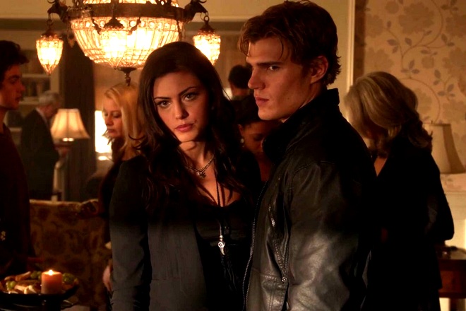 Chris Zylka and Phoebe Tonkin in the TV series The Secret Circle