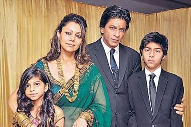Shah Rukh Khan with his wife and children