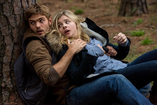 Alex Roe and Chloë Grace Moretz in The 5th Wave