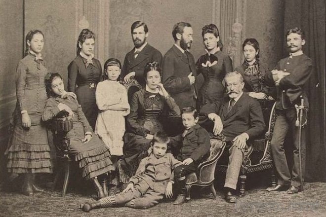 Young Sigmund Freud (third in the first row, from left to right) and his family, 1878