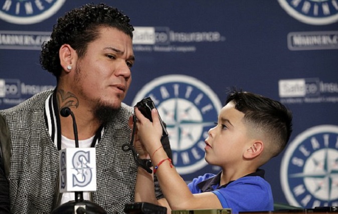 Mariners pitcher Felix Hernandez's son like a reporter